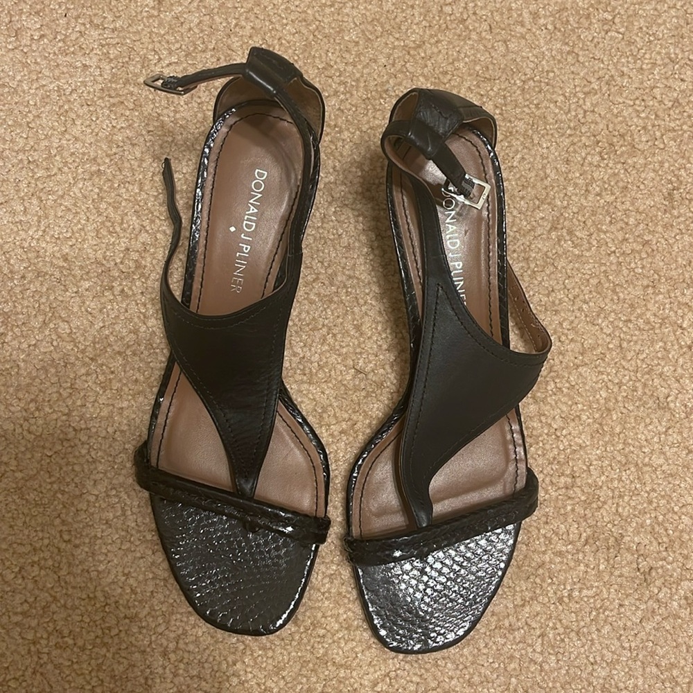 Donald J Pliner Black Monti Leather & Snake T-Strap Sandals Size 7.5